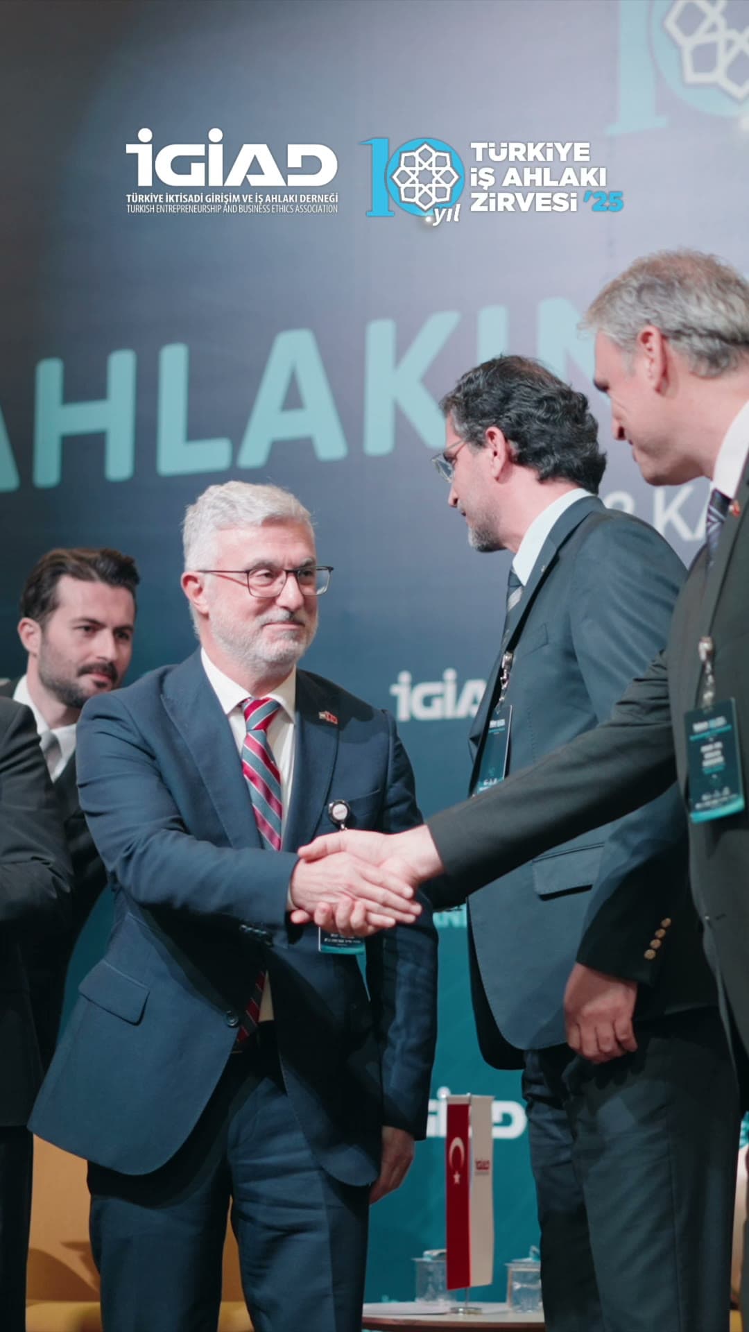 İGİAD — Zirveden Kareler kapak karesi